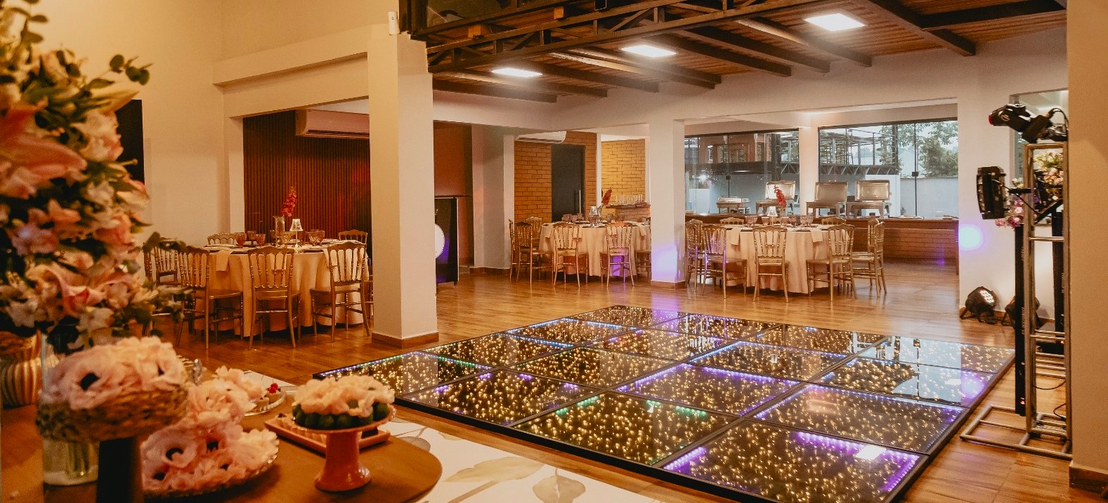 Salão da Fruto da Vide Casa de Eventos com pista de dança espelhada